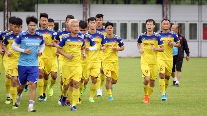 Cong Phuong (no. 10) and Vietnamese teammates during the training session on September 2. (Photo: VFF)