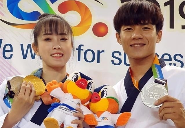 Hua Van Huy (R) and Chau Tuyet Van win silver at the 2019 Chungju World Martial Arts Masterships on September 2 (Photo: thanhuytphcm.vn)