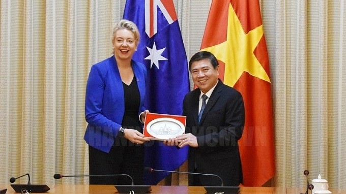 Chairman of the HCM City People’s Committee Nguyen Thanh Phong (R) presents a souvenir to Australian Minister for Agriculture Bridget McKenzie.