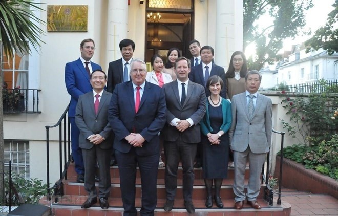 The Vietnamese delegation and UK officials (Photo: VNA)