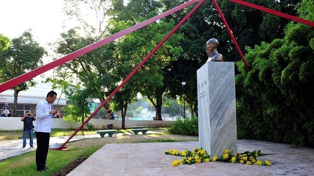 Vietnamese Ambassador to Cuba Nguyen Trung Thanh at the flower offering. (Photo: VNA)