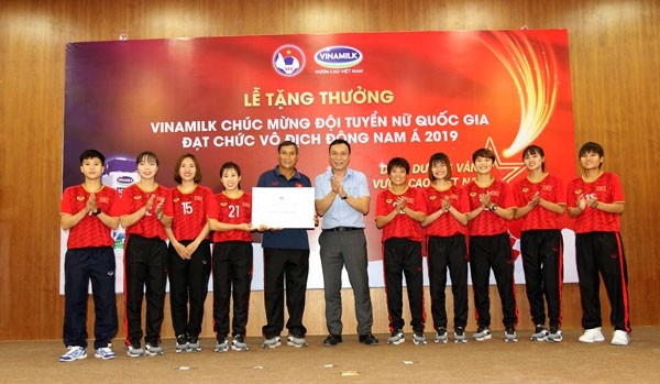 VFF Permanent Vice President Tran Quoc Tuan presents a bonus of VND1.3 billion to the women's national team. (Photo: VFF)