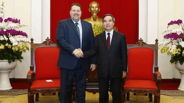 Head of the Party Central Committee’s Economic Commission Nguyen Van Binh (R) and AES General Director in charge of Vietnam market David Stone. (Photo: VNA)