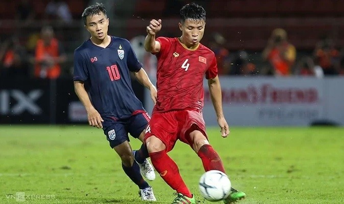 World Cup 2022 - AFC qualifiers - Round two - September 5, 2019; Vietnam's Bui Tien Dung (no. 4) in action with Thailand's Chanathip Songkrasin during their Group G opener at Thammasat Stadium. (Photo: Vnexpress)
