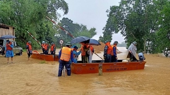 The PM praises the efforts of relief forces in the aftermath of rains and floods in the central region. (Photo: Bao Nhan Dao)