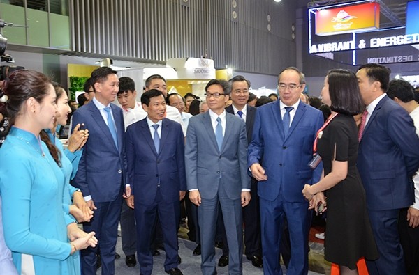 The delegates visiting the pavilions at the expo. (Photo: baovanhoa.vn)