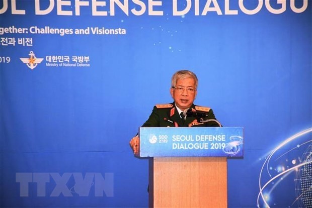 Deputy Defence Minister Sen. Lieut. Gen. Nguyen Chi Vinh speaks at the dialogue. (Photo: VNA)