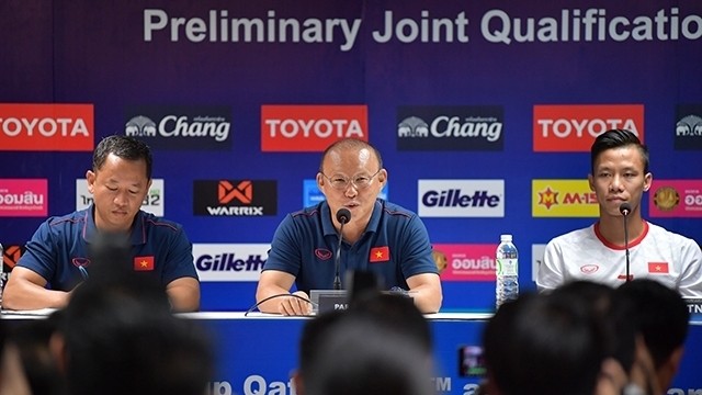 Coach Park Hang-seo (C) speaks at the press conference in Thammasat, Bangkok, on September 4. (Photo: NDO)