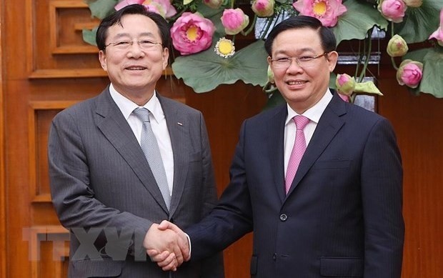 Deputy Prime Minister Vuong Dinh Hue (R) and Chairman of the Korea Federation of Small and Medium Enterprises (KBIZ) Kim Ki-mun. (Photo: VNA)
