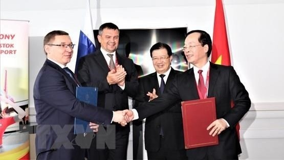 Deputy Prime Minister Trinh Dinh Dung (second from right) and Russian counterpart Maxim Akimov (second from left) witness the signing of deals (Photo: VNA) 