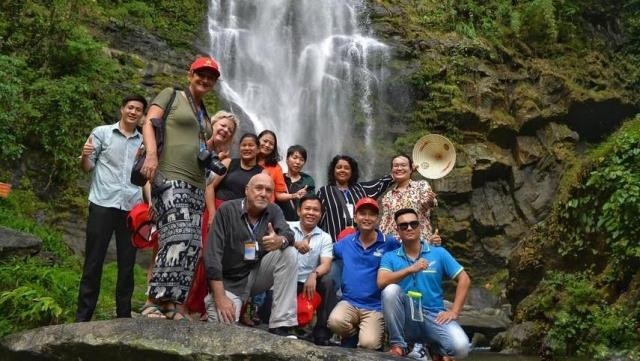 The delegation in Khe Kem waterfall in Nghe An's Con Cuong district. (Photo: baonghean.vn)