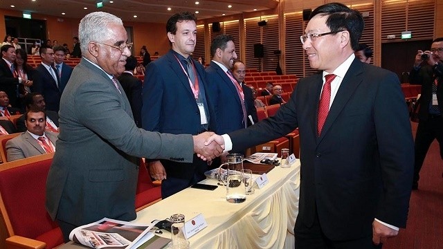 Deputy Prime Minister and Foreign Minister Pham Binh Minh (R) shakes hands with ambassadors and diplomats from the Middle East and Africa. (Photo: VGP)