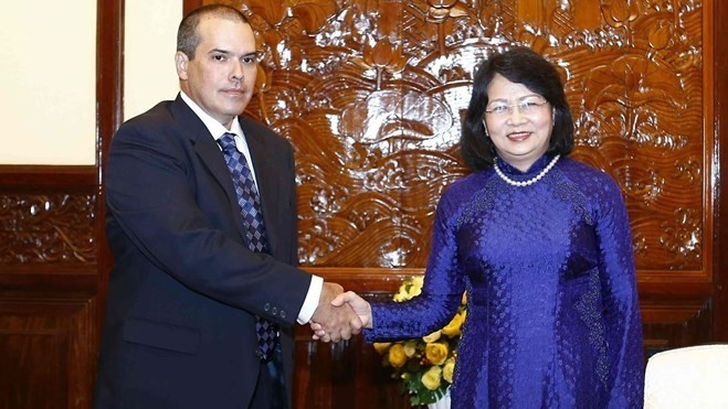 Vice President Dang Thi Ngoc Thinh (R) receives Prensa Latina President Luis Enrique Gonzalez Acosta in Hanoi on September 9. (Photo: VNA)