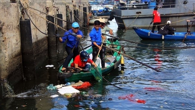 Binh Dinh’s Youth Union members collecting garbage at Quy Nhon fishing port. (Photo: NDO/Cat Hung)