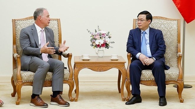 Deputy Prime Minister Vuong Dinh Hue (R) and Gen X Energy CEO Scott Kicker (Photo: VNA)