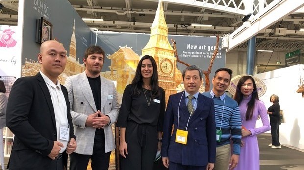 Vietnamese Ambassador to the UK Tran Ngoc Anh (the third from the right) and the organizers of the fair visited the booth of Vietnamese enterprises. (Photo: VNA)