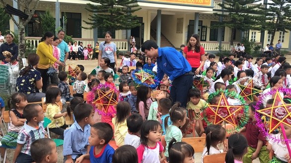 Children in Nhi Son commune, Muong Lat district, Thanh Hoa province receives Mid-Autumn Festival gifts. (Photo: tuoitre.vn)