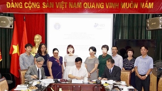 Representatives from both the Vietnamese and Japanese sides ink the MoU in Hanoi on September 9, 2019. (Photo: NDO/Lam Ngoc)