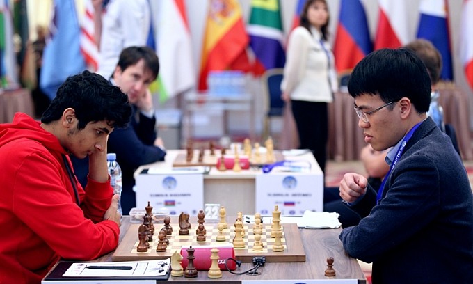 Vietnam's Le Quang Liem (right) and India's Vidit Santosh Gujrathi during their second-round meeting at the 2017 FIDE World Cup. (Photo: FWC) 