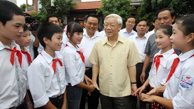 Party General Secretary and President Nguyen Phu Trong surrounded by children from Canh Thuy Commune, Yen Dung District, Bac Giang Province (Photo: VNA)