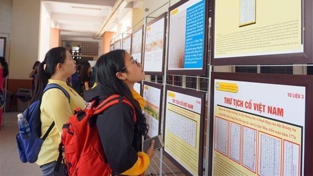 Students at the University of Social Sciences and Humanities Ho Chi Minh City observe documents at the exhibition (Photo: VNA)