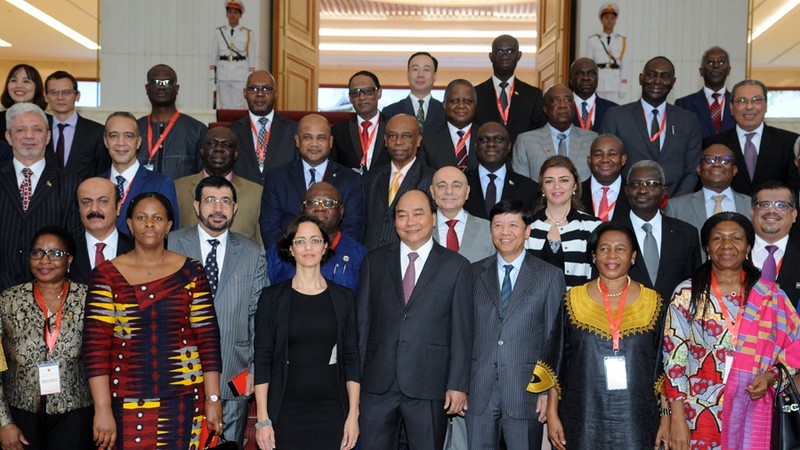 Prime Minister Nguyen Xuan Phuc and Ambassadors of Middle East and African countries (Photo: Tran Hai)