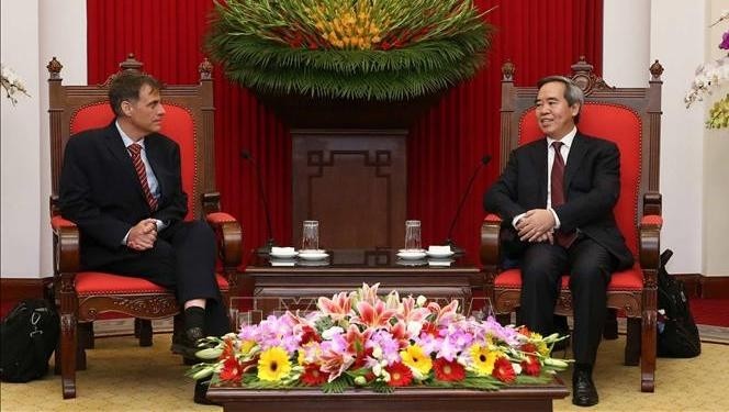 Head of the Party Central Committee’s Economic Commission Nguyen Van Binh and Robert Kaproth, US Deputy Assistant Secretary of the Treasury for Asia. (Photo: VNA)