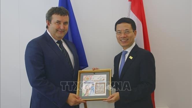 Minister of Information and Communications Nguyen Manh Hung (R) and Minister for Innovation and Technology László Palkovics (Photo: VNA)
