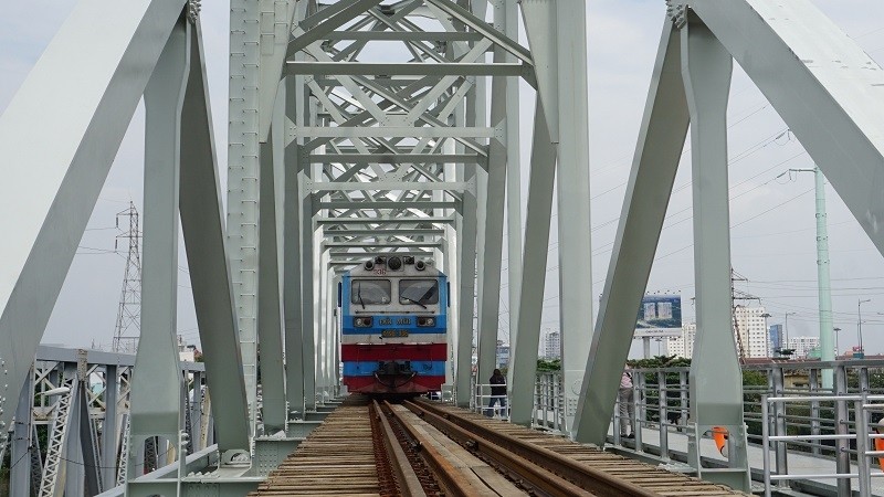A train on the new Binh Loi rail bridge (Photo: Bao Giao thong)