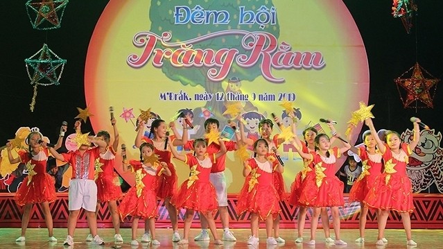 Children in Dak Lak province performing on the occasion of the Mid-Autumn Festival 