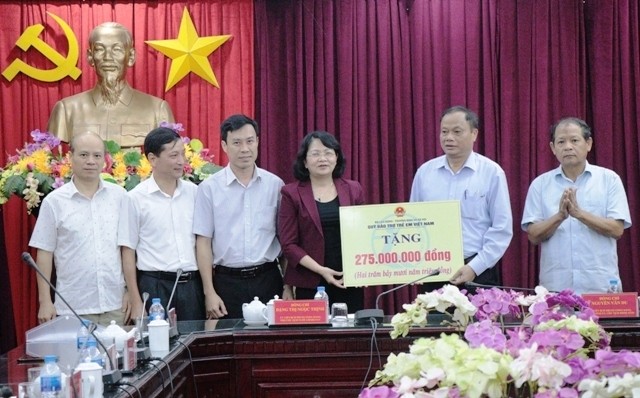 Vice President Dang Thi Ngoc Thinh presents scholarships and books to Bac Kan province. 
