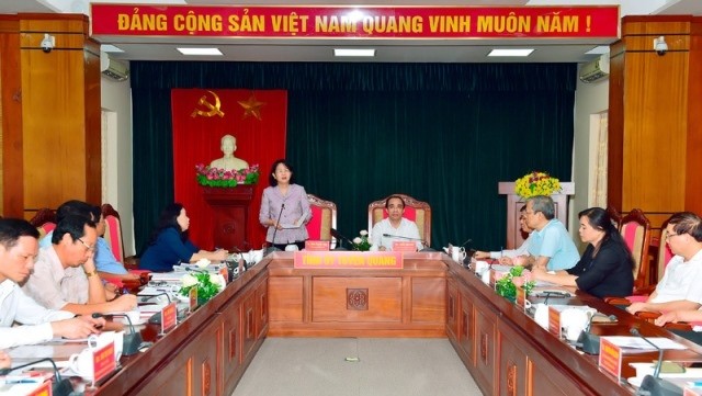 Vice President Dang Thi Ngoc Thinh (standing) speaks during the working session with key leaders of Tuyen Quang province on September 13, 2019. (Photo: Tuyen Quang Online)