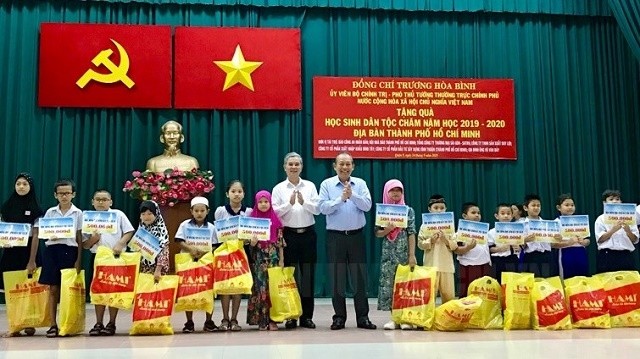 Deputy PM Truong Hoa Binh presents scholarships to disadvantaged Cham ethnic students (Photo: hcmcpv.org.vn)