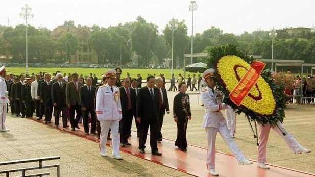 Delegates to the 9th VFF National Congress pay tribute to President Ho Chi Minh at his mausoleum in Hanoi on September 18 morning (Photo: VNA)