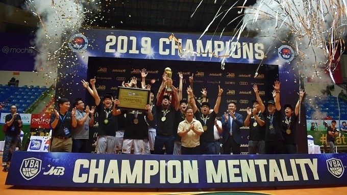 Saigon Heat celebrate their VBA 2019 trophy.