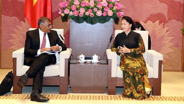 National Assembly Chairwoman Nguyen Thi Kim Ngan (R) and Chief Justice of the Supreme Court of Singapore Sundaresh Menon at the meeting in Hanoi on September 16. (Photo: VNA)
