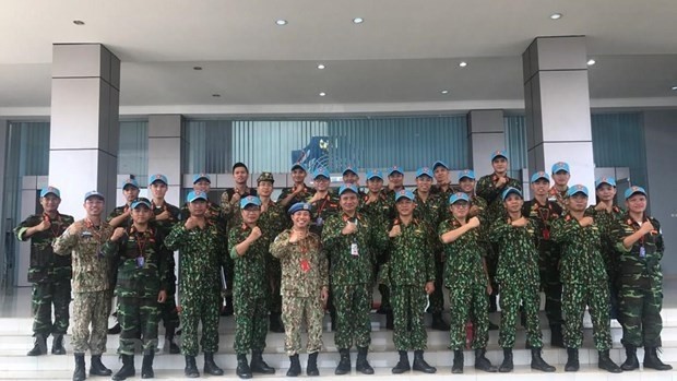 The Vietnamese delegation takes in the field exercise on peacekeeping operations and humanitarian mine action in Indonesia (Photo: VNA)