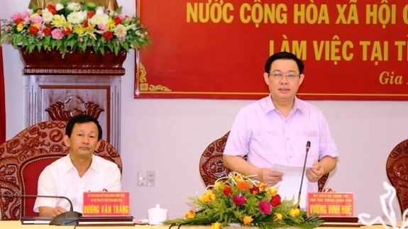 Deputy PM Vuong Dinh Hue speaking at a working session with Gia Lai leaders