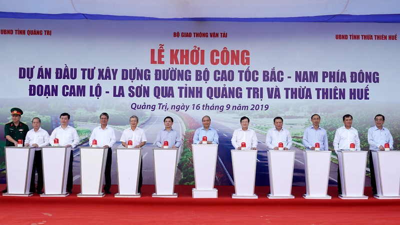 PM Nguyen Xuan Phuc and other delegates attend the groundbreaking ceremony for the expressway. (Photo: VGP)