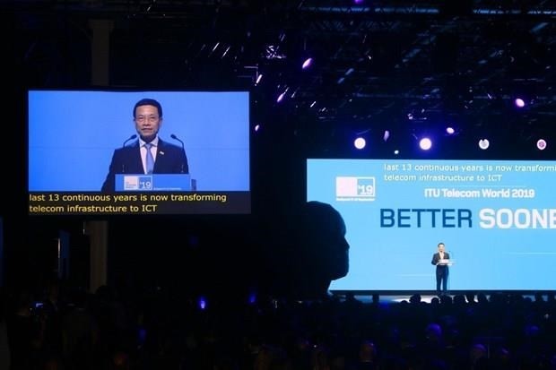 Minister of Information and Communications Nguyen Manh Hung speaks at the ITU Telecom World 2019 in Budapest, Hungary (Photo: VNA)