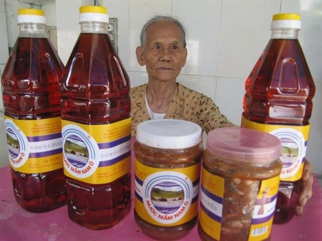 An old woman introduces traditional fish sauce product of Nam O Village in Da Nang City. The trade has been recognised as a National intangible heritage. (Photo: VNA)