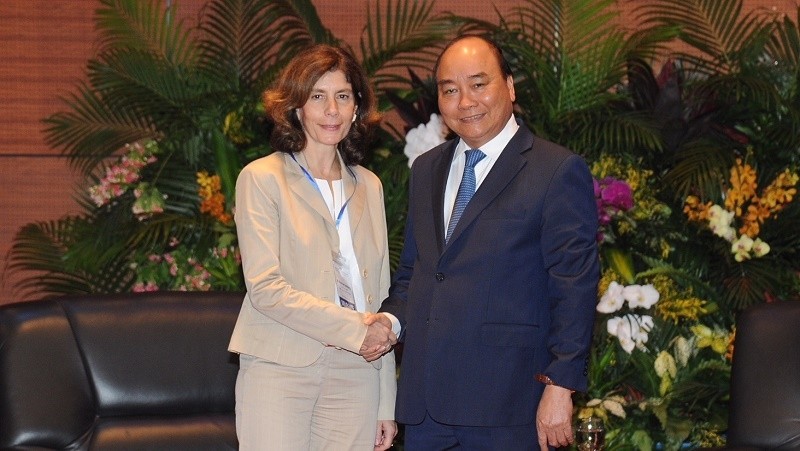 Prime Minister Nguyen Xuan Phuc and World Bank Chief Economist Pinelopi Goldberg (Photo: Tran Hai)