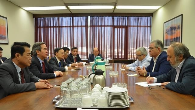 The working session  between a CPV delegation led by Politburo member and head of the committee’s Economic Commission Nguyen Van Binh and General Secretary Dimitris Koutsoumpas and other leaders of the KKE. (Photo: VNA)