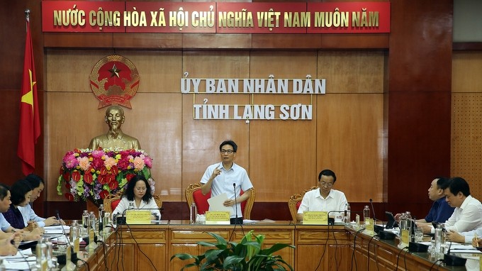 Deputy PM Vu Duc Dam speaking at the working session (Photo: VGP)