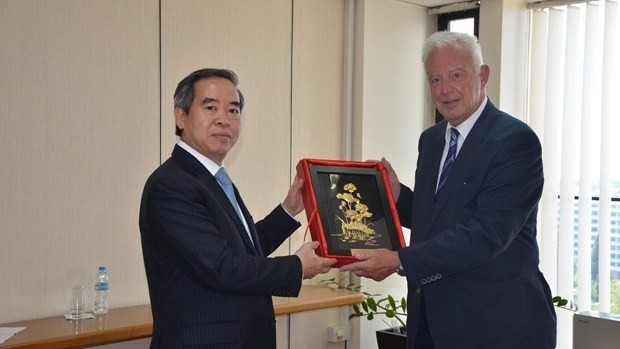 Greek Deputy Prime Minister Panagiotis Pikrammenos (R) presents a souvenir to Politburo member and Head of the Communist Party of Vietnam Central Committee's Economic Commission Nguyen Van Binh (Photo: VNA)