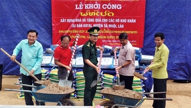 Thua Thien - Hue province, in collaboration with Salavan province, constructs social houses for households living in difficult circumstances in Kotai village, Sa Muoi district.  