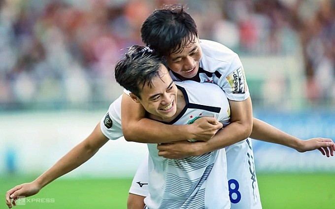 Van Toan and Minh Vuong (no. 8) contribute four goals to HAGL's 5-1 victory against Hai Phong FC. (Photo: Vnexpress)
