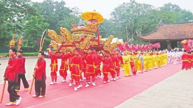 The planquin procession at the festival (Photo: baothanhoa.vn)