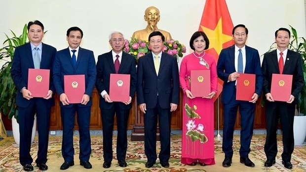 Deputy Prime Minister and Foreign Minister Pham Binh Minh (centre) and the six newly-appointed ambassadors pose for a photo (Photo: VNA)