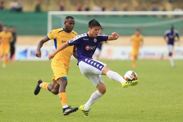 Hanoi FC's Duy Manh (in blue) and Song Lam Nghe An's Vinicius in action during the match.